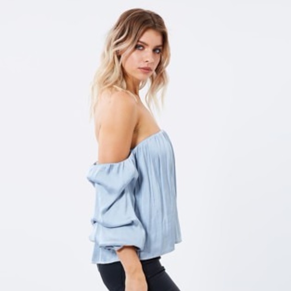 Bardot Tops - NWT Bardot Caught Sleeve Off-The-Shoulder Top